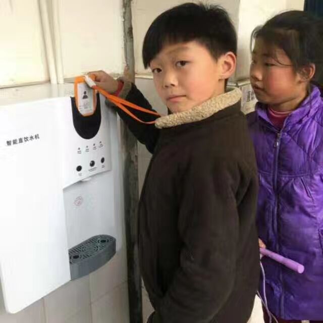 湖北90后的張總投資做起了校園直飲水